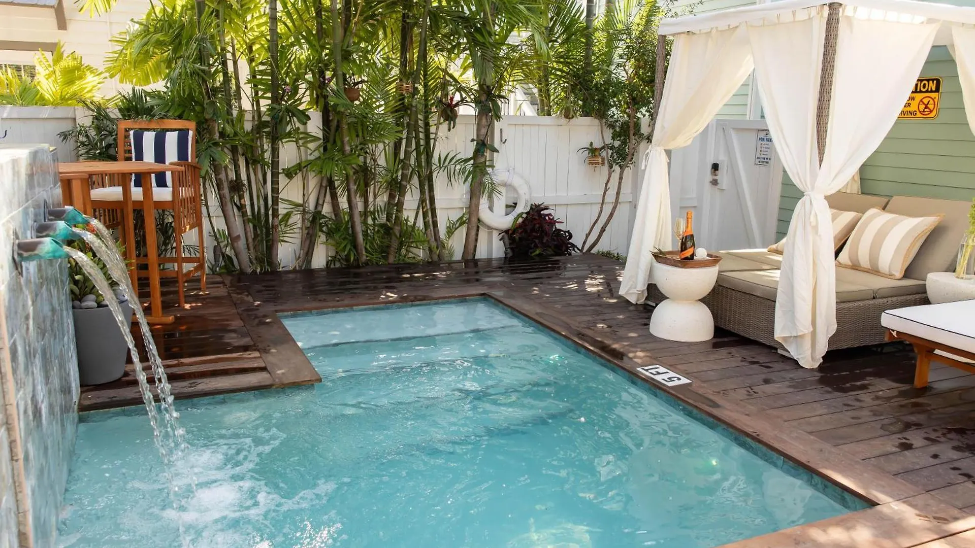 Tortugas Harbor Light Suite Key West