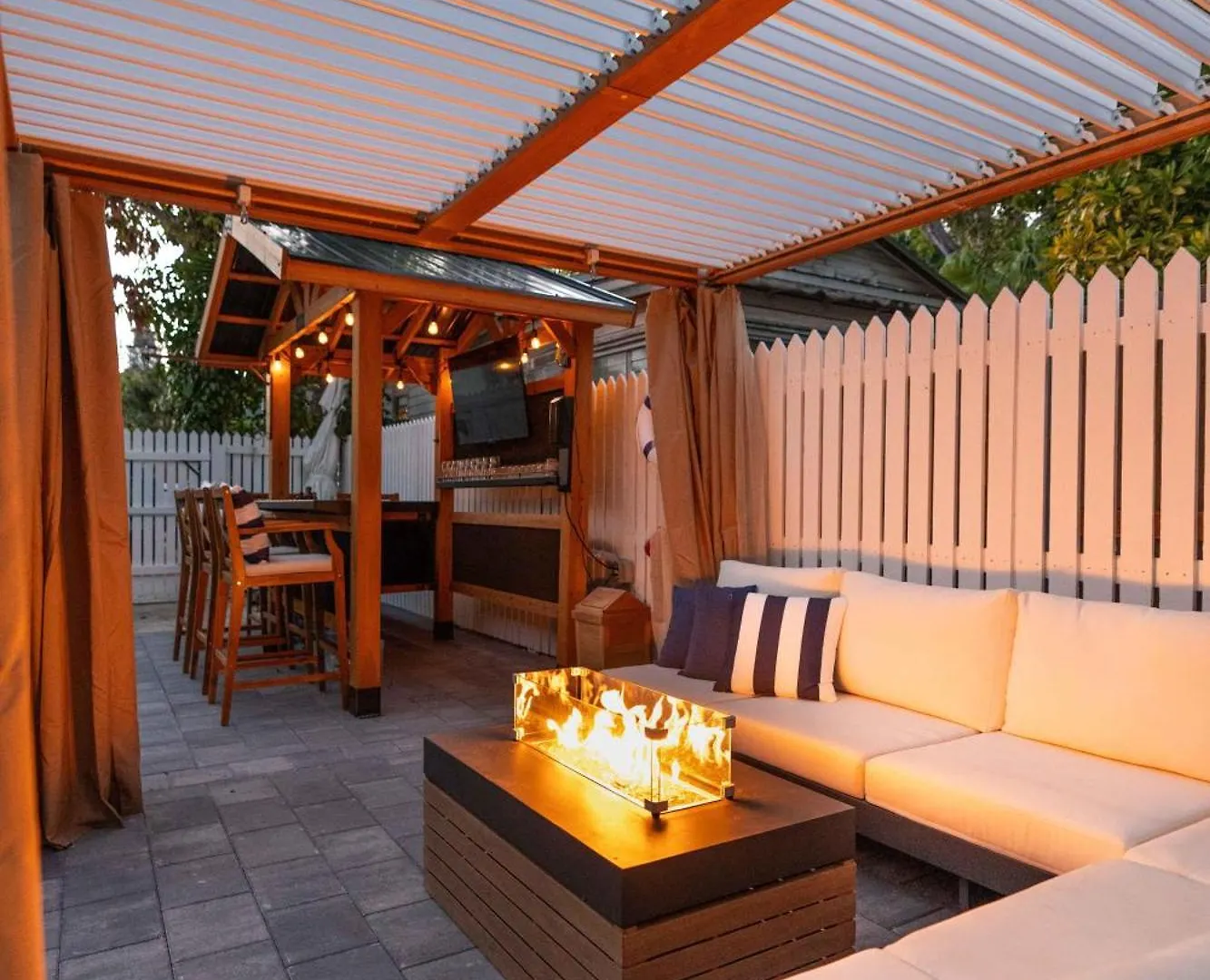 Tortugas Harbor Light Suite Key West
